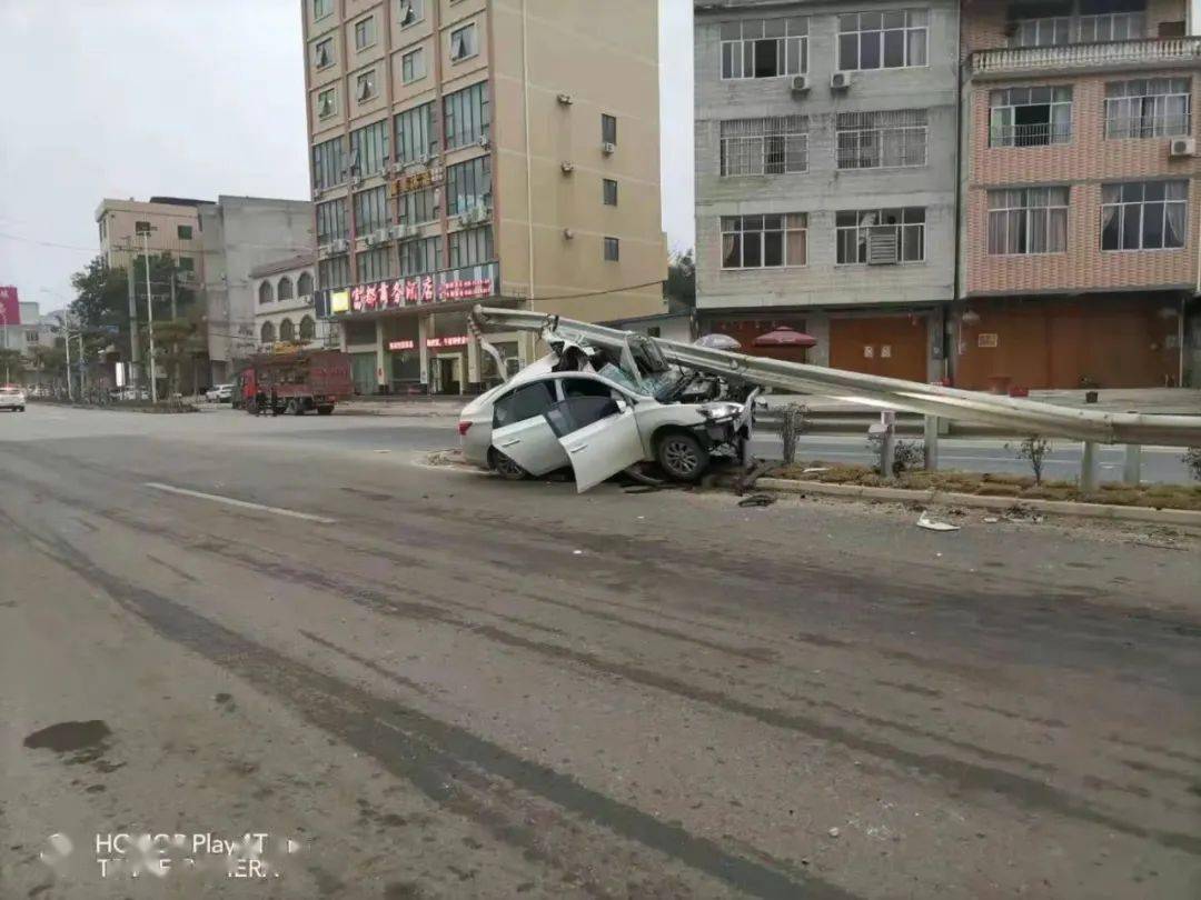 咁大单平南这个路段发生一起交通事故小车径直冲向护栏