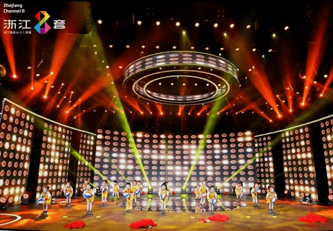的球衣展示万翔的风采二0二一年的浙江少儿春晚浙江卫视少儿春晚舞台