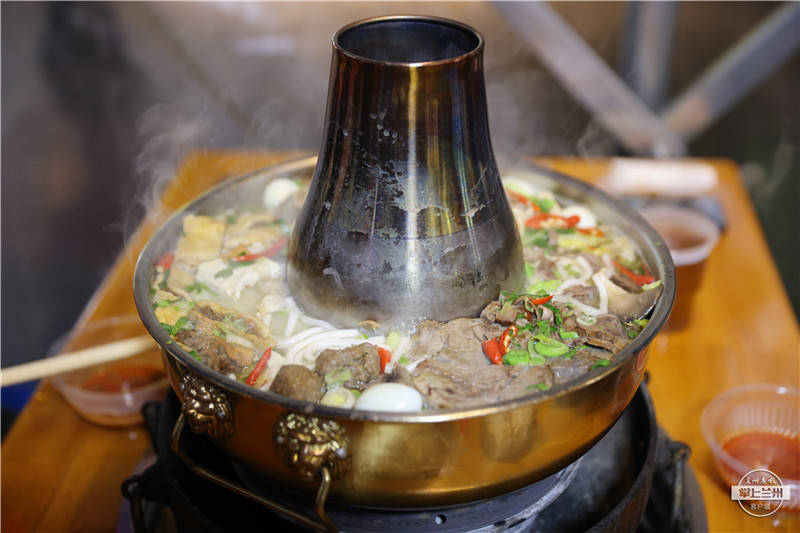 兰州暖锅兰州暖锅的最大特点是在餐桌上当场烹制炖菜,因为有团团圆圆