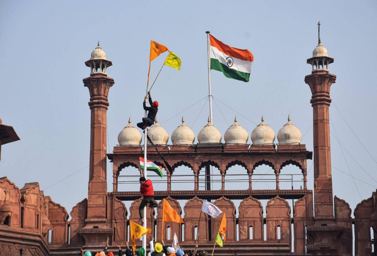 印度阅兵日当天抗议者开拖拉机撞翻警察扯下国旗升起义旗