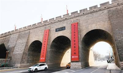 “中国红”扮靓西安城墙 16座城门陆续上“春妆”
