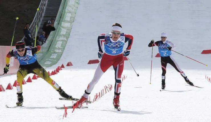 由跳臺滑雪和越野滑雪兩部分組成,兩項比賽間隔2-3小時供運動員恢復