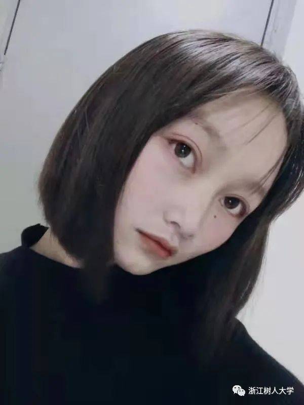 我们苗族的元宵节又叫偷菜节在那天女孩们会结伴去偷别人家的白菜因为