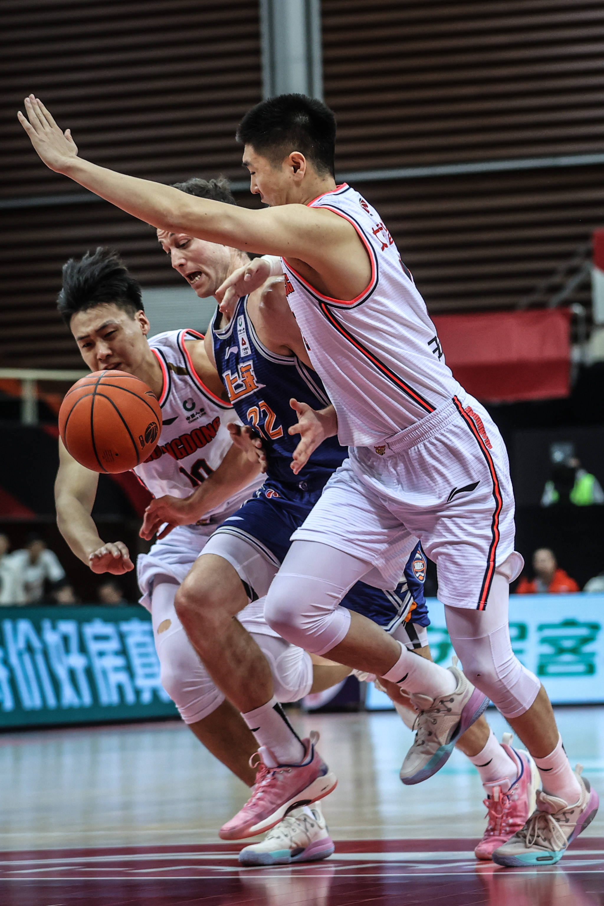 篮球——cba第二阶段:上海久事对阵广东东莞大益