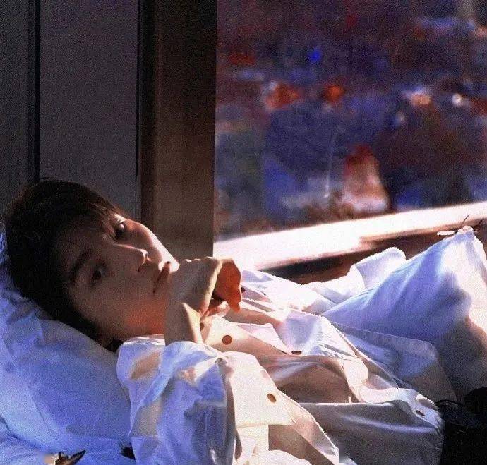 床上看夕阳的王俊凯