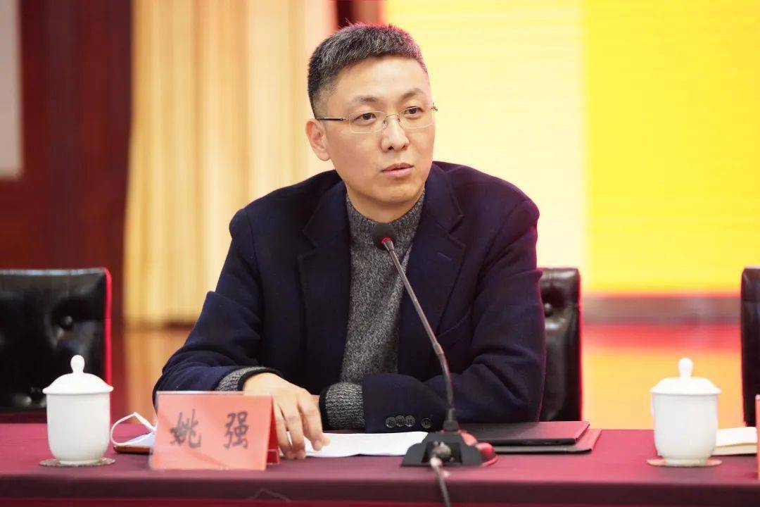 镇党委委员,纪委书记姚强围绕如何把严管与厚爱相结合作交流发言.