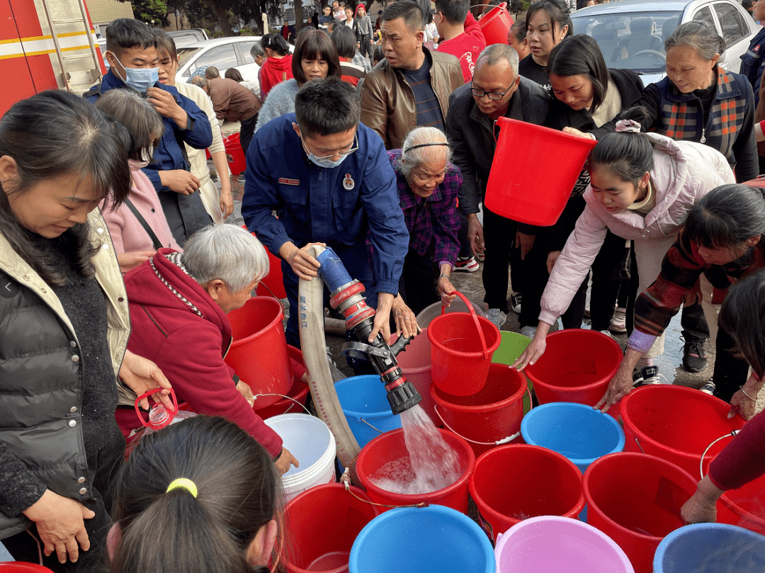 点赞曲江消防车变送水车为居民送水解忧
