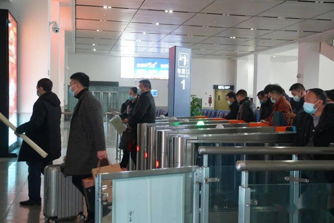 "就地过年"等倡议,候车大厅的人员相对较少的,只有检票口有些旅客在有