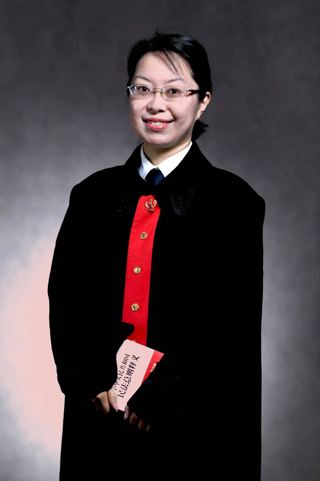 法 官 说 法本案主审法官顾颖指出,员工不服从工作安排及未履行安保