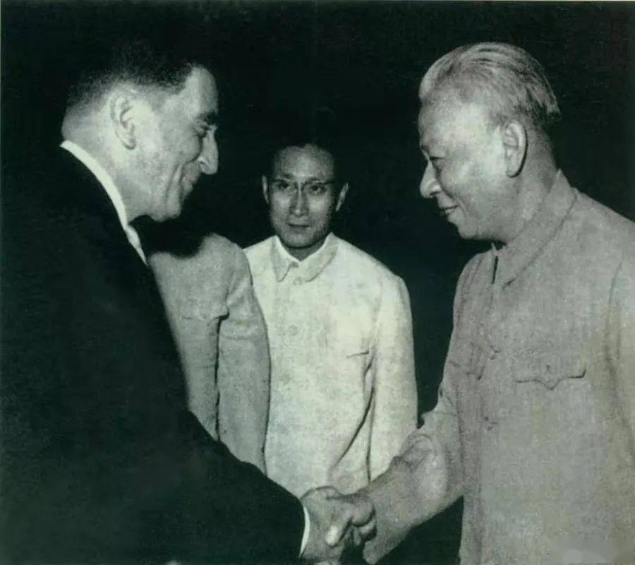 中法建交1964年1月27日1956年1月27日,中共中央发出《关于文字改革