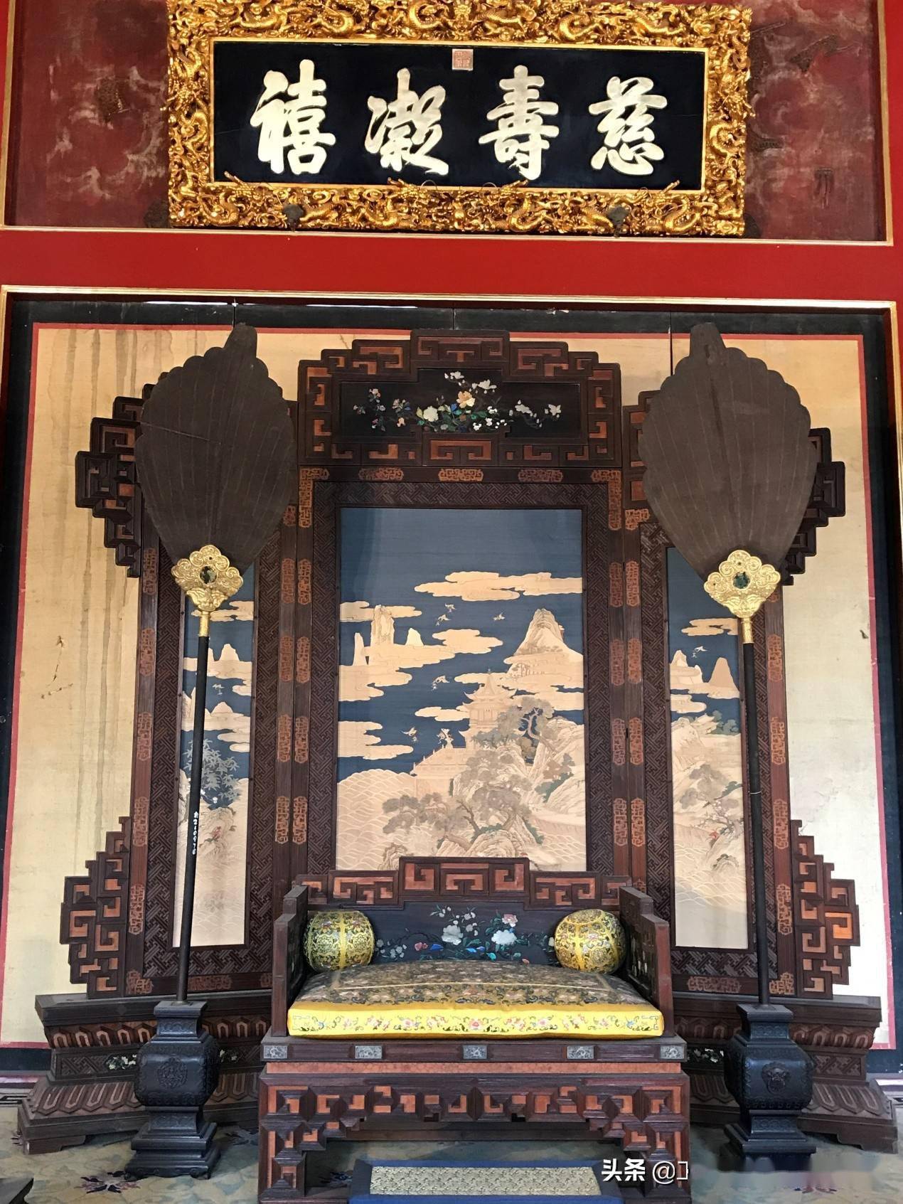 殿内悬挂着乾隆皇帝御书的"慈寿凝禧"匾额大殿正中的宝座屏风是为太后