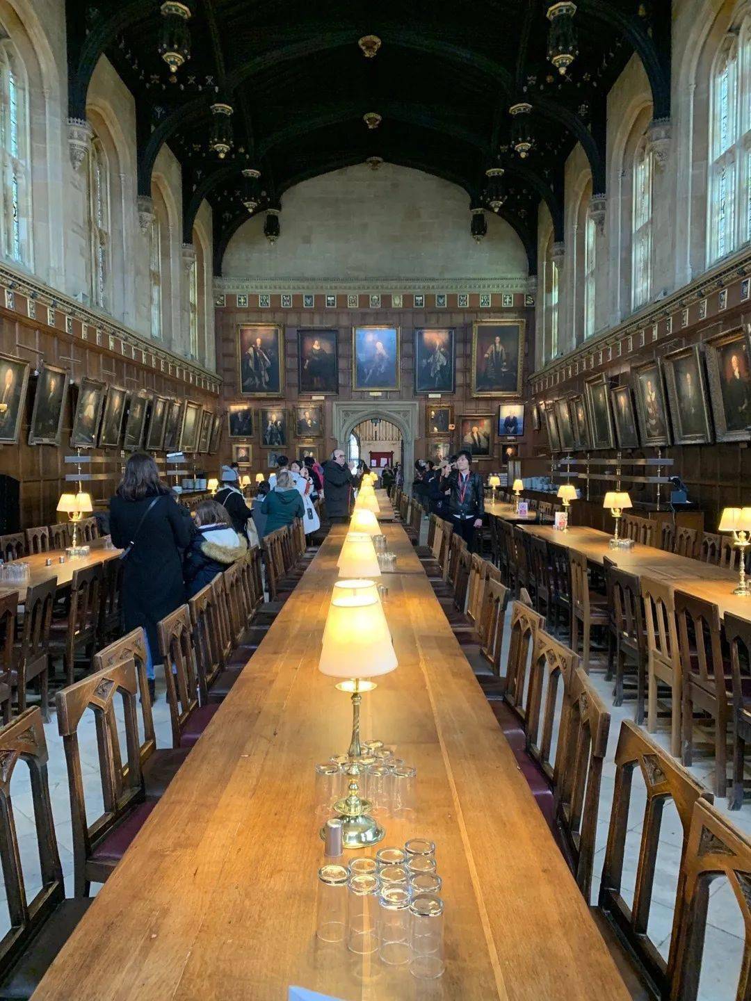 4牛津大学有个非常奇葩的门,一次只能过一个人,排队的人多得像在买