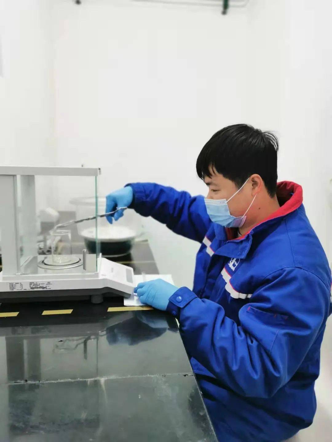 用平凡书写奉献:走进简阳油库质检室_工作