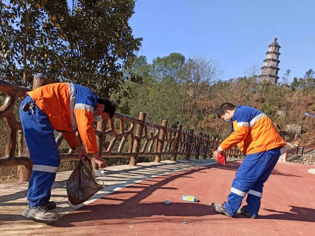 卫生清洁长阳公司志愿者走进公园碧波荡漾的三道河,是南漳县境内最大