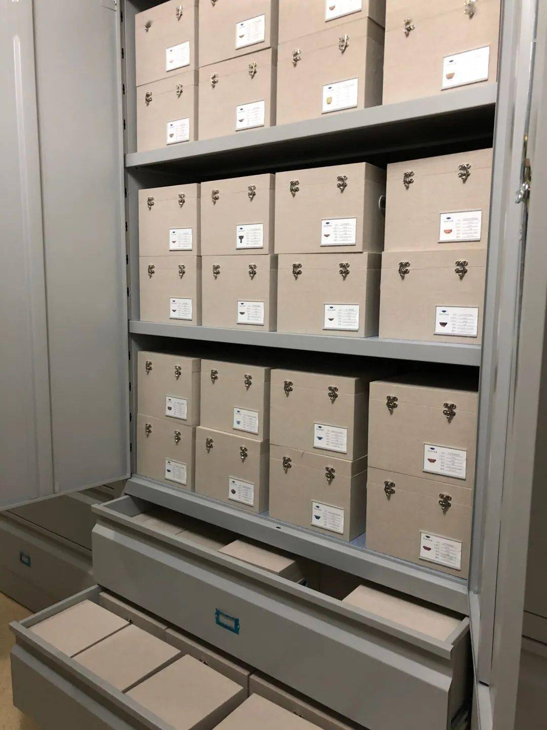 文物安家归放至相应文物库房,这里有一个它的专属位置.