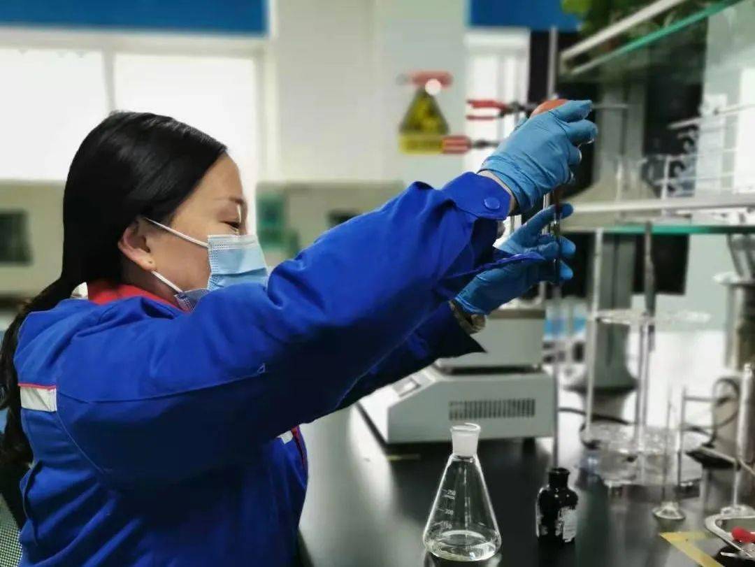 用平凡书写奉献:走进简阳油库质检室_工作