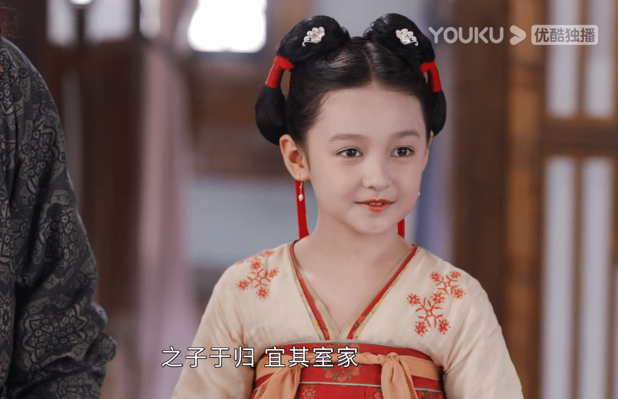 《风起霓裳》开播!麦迪娜演娜扎母亲,服化道在线剧情却很俗套_因为