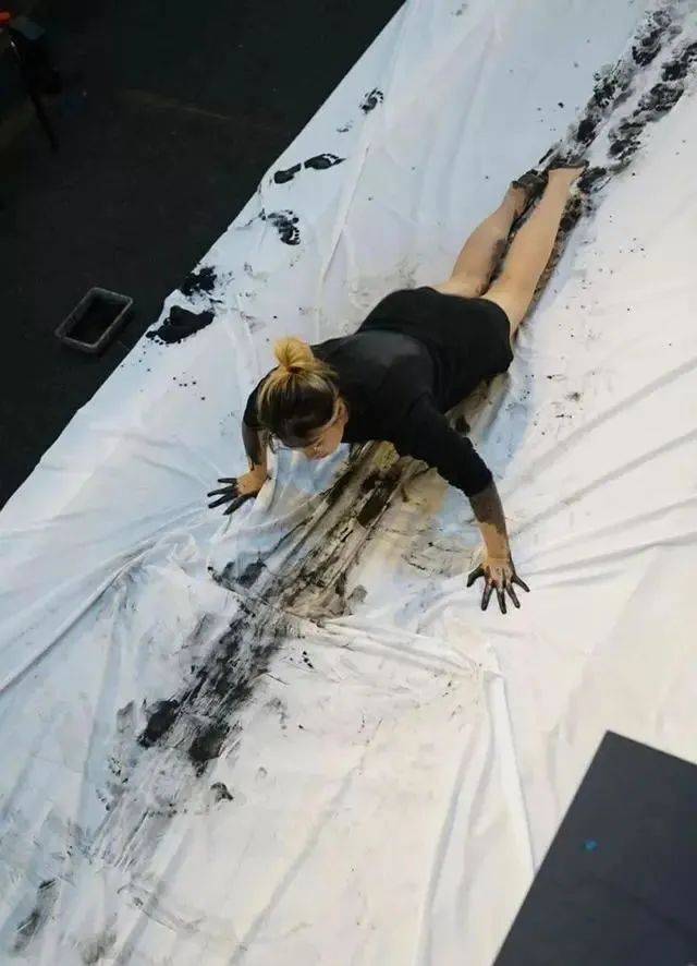 在他的指导下,女弟子发明了"人体书法".