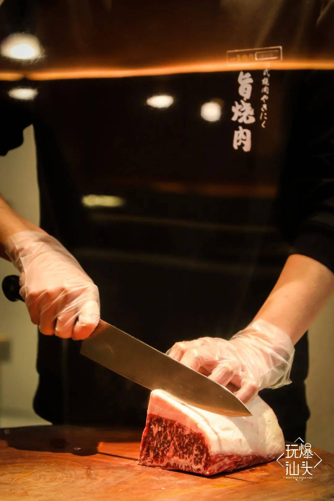 一进门便能看到切肉的  明档,大厨们都会把肉在明档中现切再呈上桌