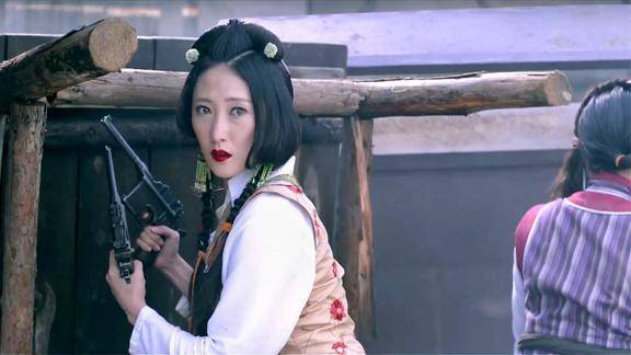 影视土匪祸害村民美女大怒手持双枪扫射土匪直接被打残