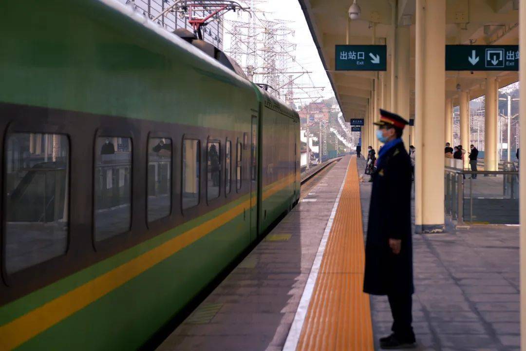渝贵铁路綦江东站,重庆车务段工作人员正在接发绿巨人(宋曹梓瀚 摄)