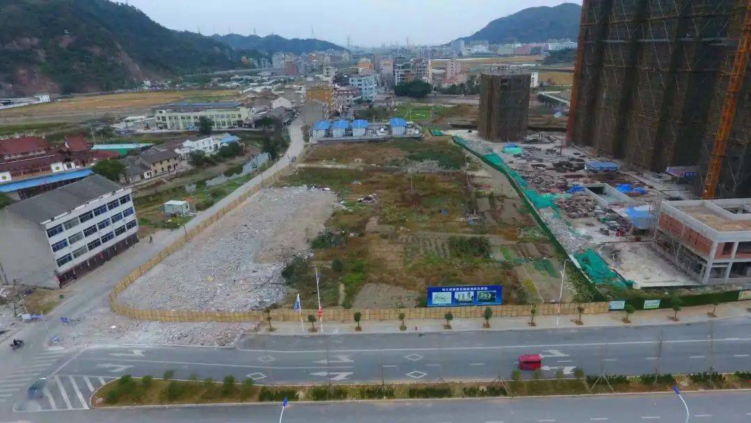 位于乌牛街道,东侧为居住用地,南侧为居住用地,西侧为规划乌仁大道