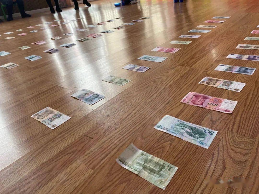易拉罐滚到哪里,钱就属于你啦!颁奖典礼表演看过瘾了,游戏也玩过瘾了.