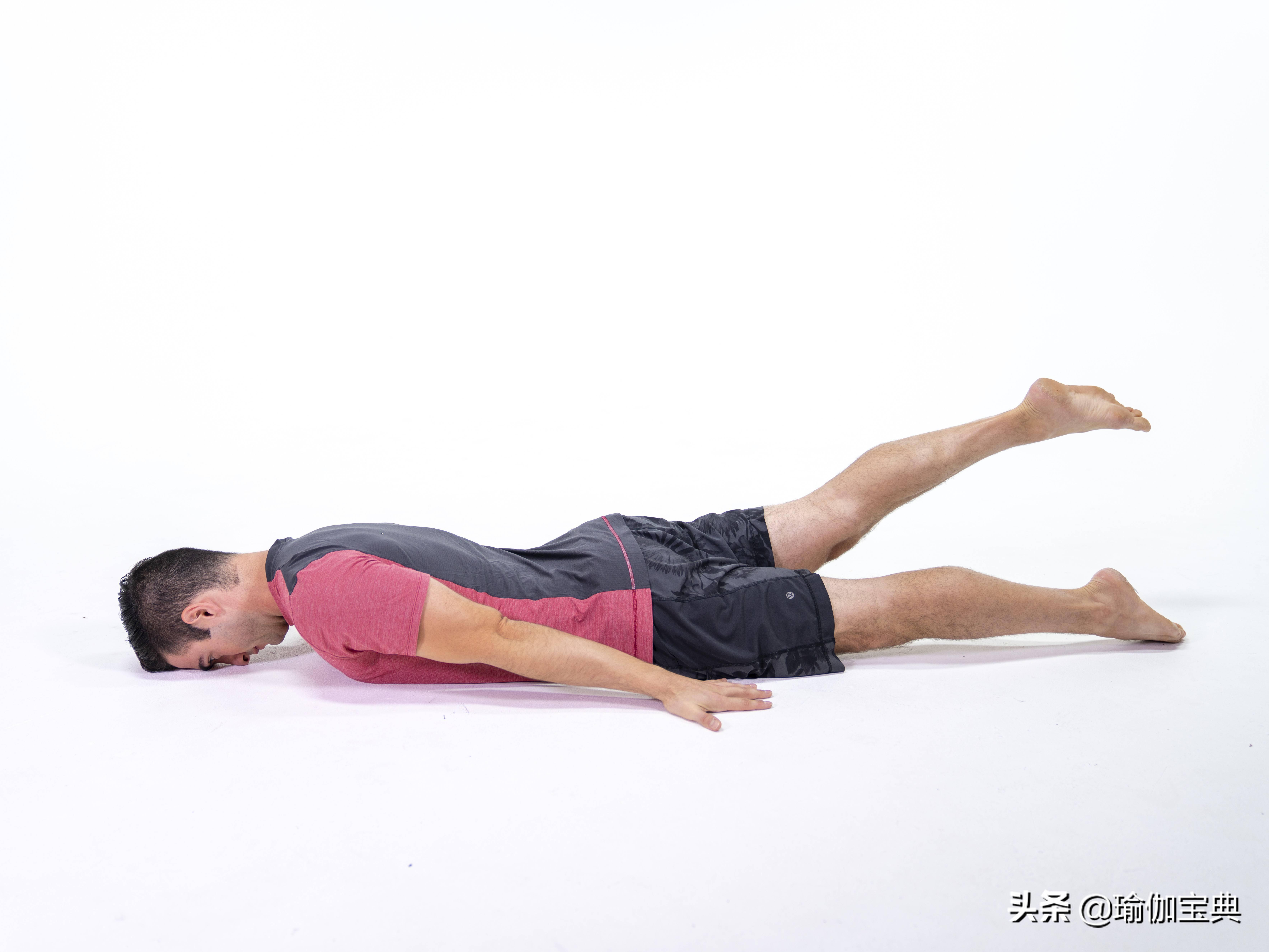 姿势3,瑜伽半蝗虫式在这里呼吸3次,然后在另一侧重复.脚趾勾向身体.