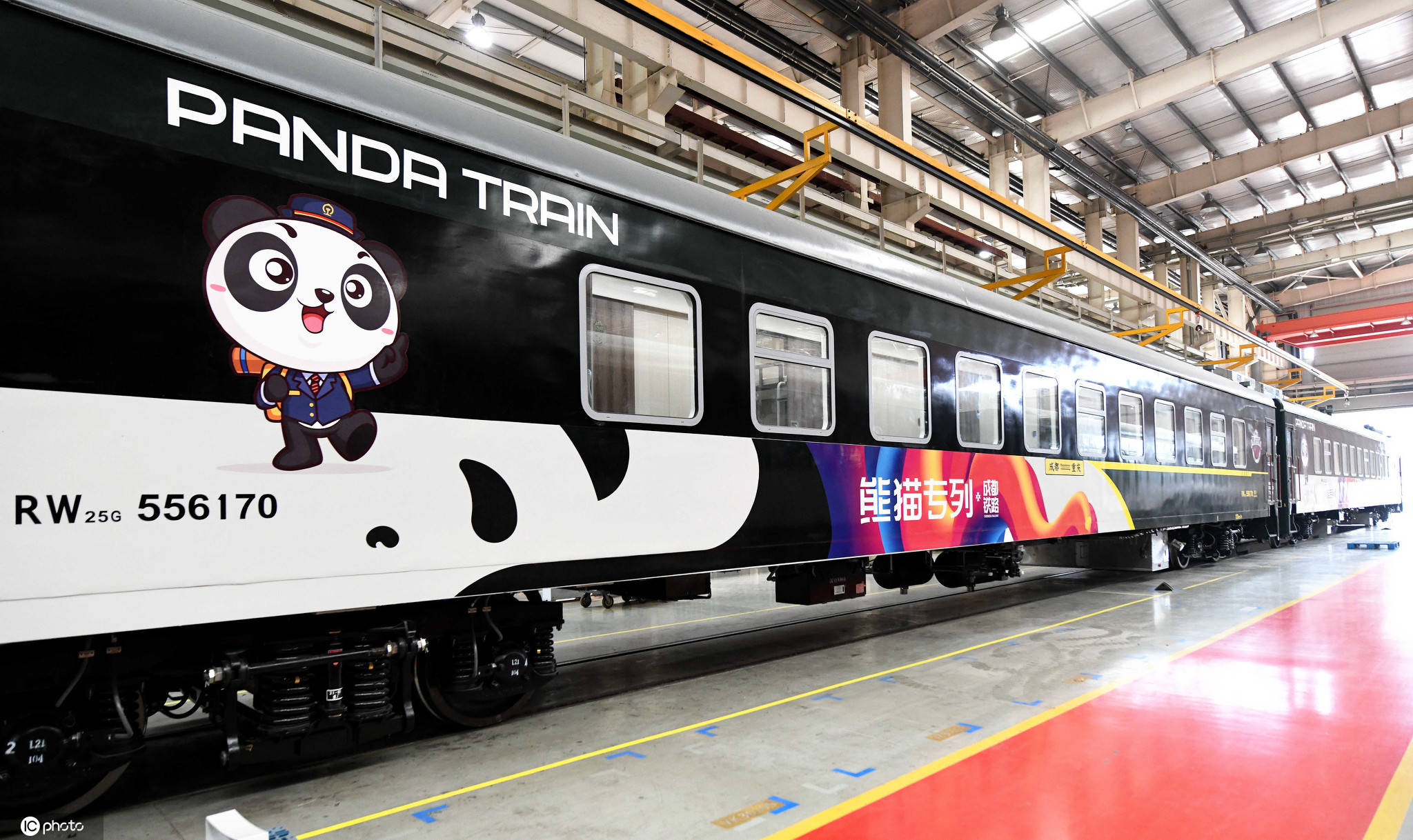 全国首列熊猫专列亮相四川成都
