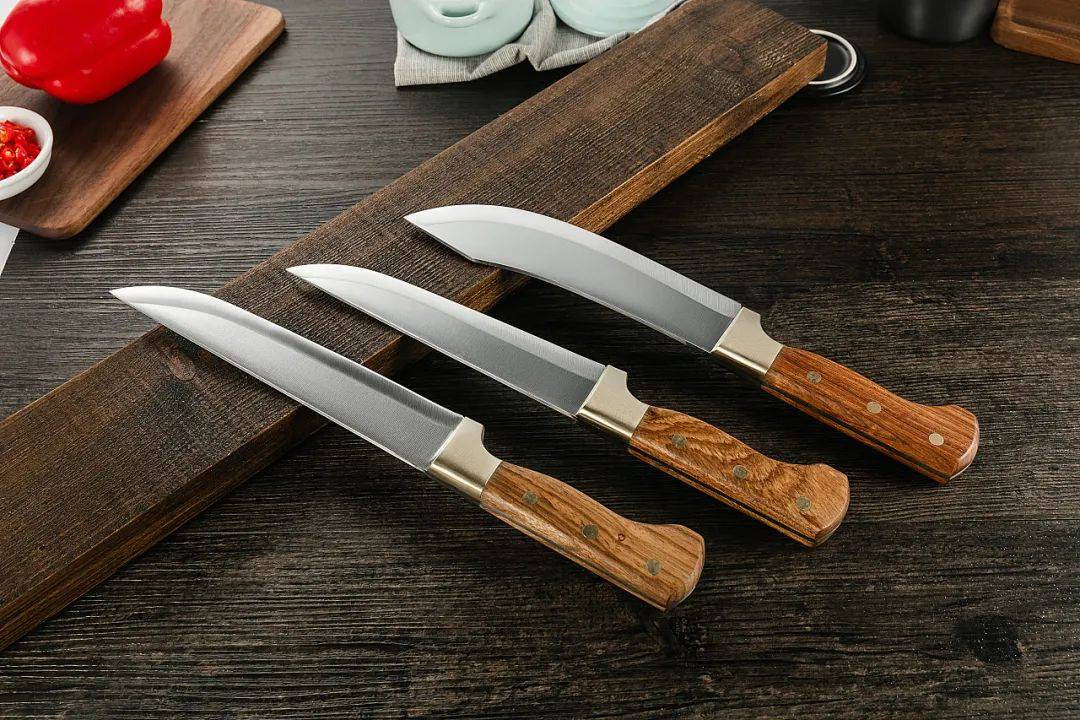 严禁携带匕首,三棱刀等管制刀具.