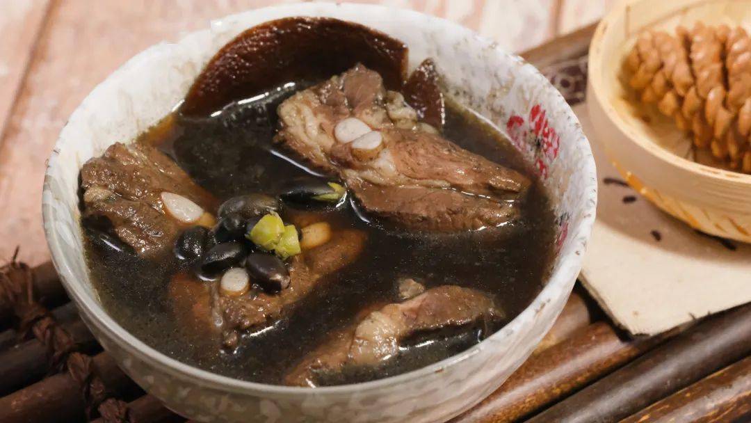 黄精黑豆排骨汤◎蒸気摄影 文章/出镜/配音◎胡杨