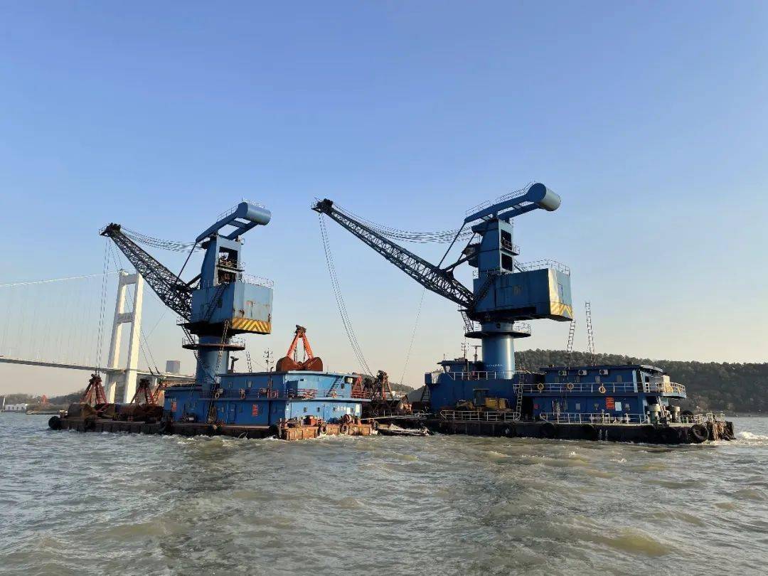 至此,过驳区50台浮吊中25台已签订拆解协议,25台已驶离江苏水域;大庆