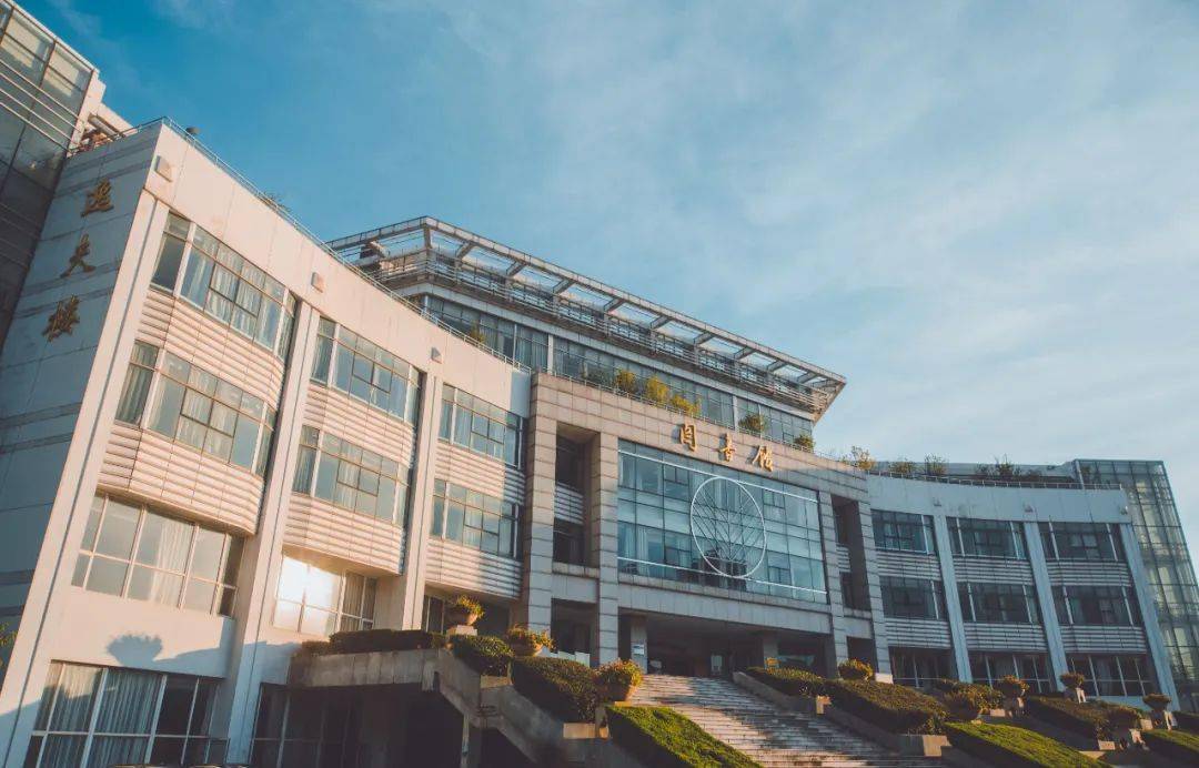 中南财经政法大学登上中国高等教育封面