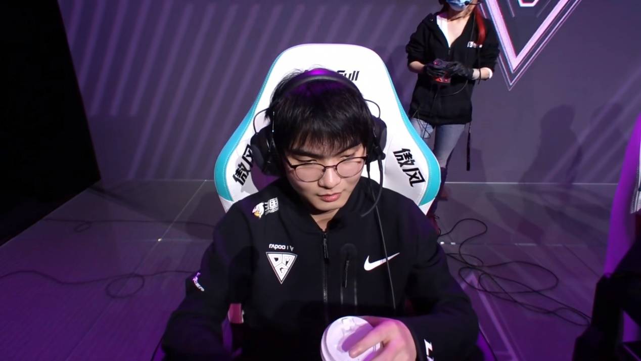 lpl开赛以来最惨的新人选手诞生第一次上场就直接被打懵了