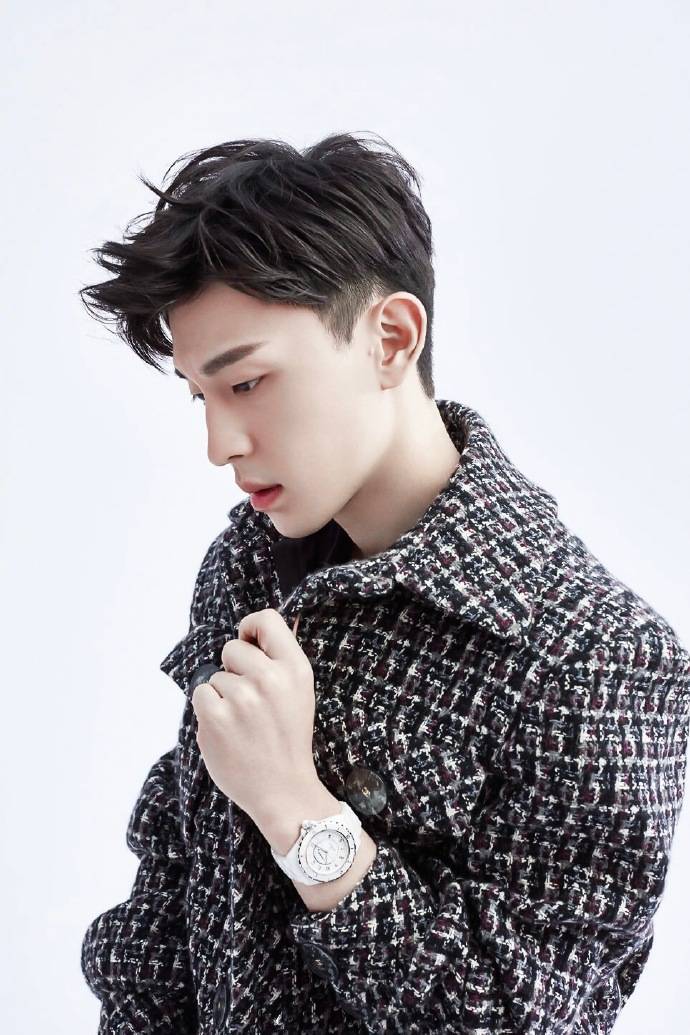 邓伦绝美侧颜杀合集神仙颜值让人一秒沦陷