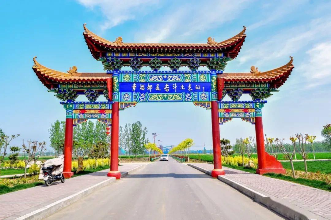 围绕花卉发展壮大花卉经济,成为名副其实的"花园村";龙岗镇陈古同村