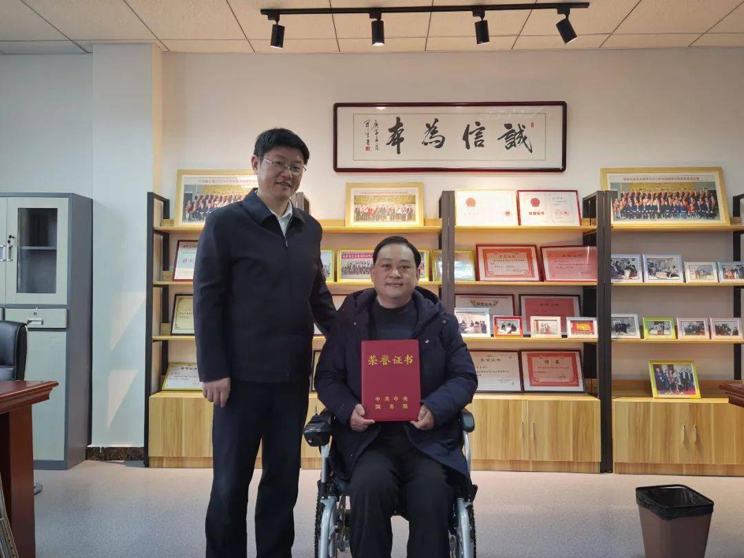 张劲松走访慰问困难党员职工,军转干部和劳动模范