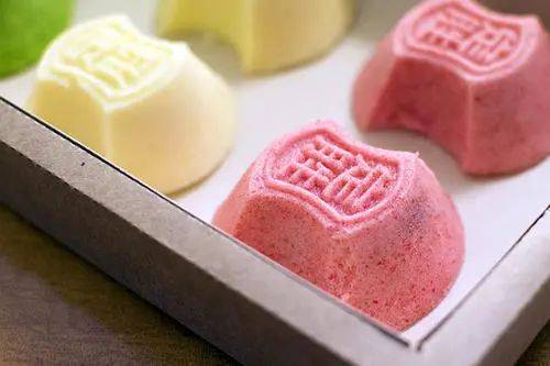 定胜糕米糕,或称松糕,或称蒸糕,是江南米糕中的头牌,圆圆的,厚厚的