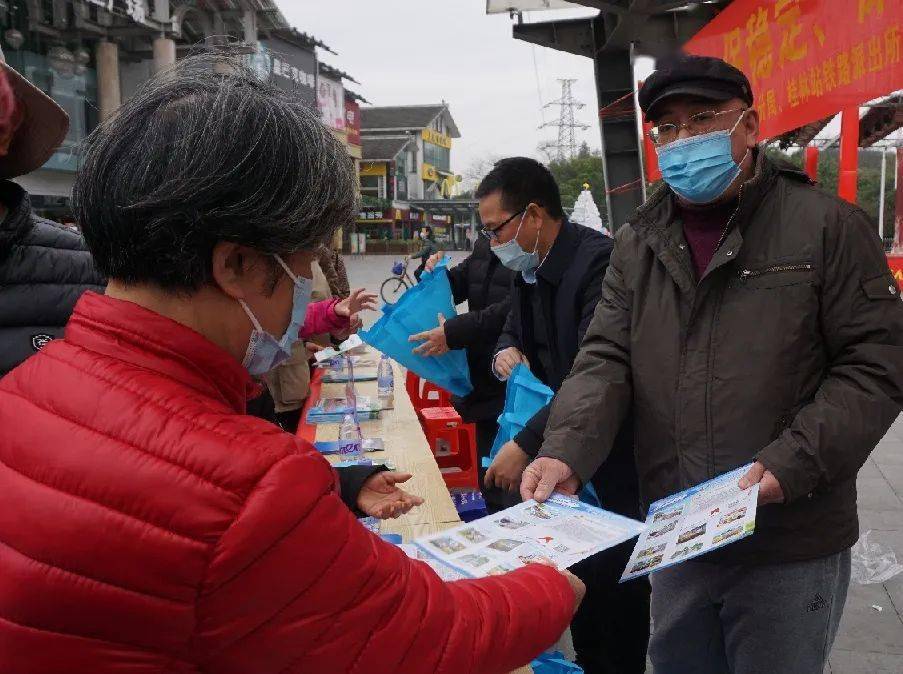 象山區委政法委開展春運期間鐵路護路宣傳活動