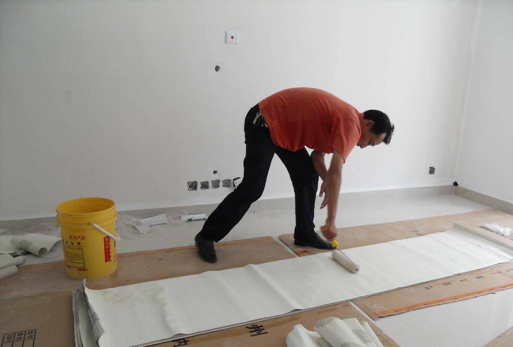 别说没提醒你,贴墙纸不闷胶,接缝处会拱起,各种办法治标不治本_施工