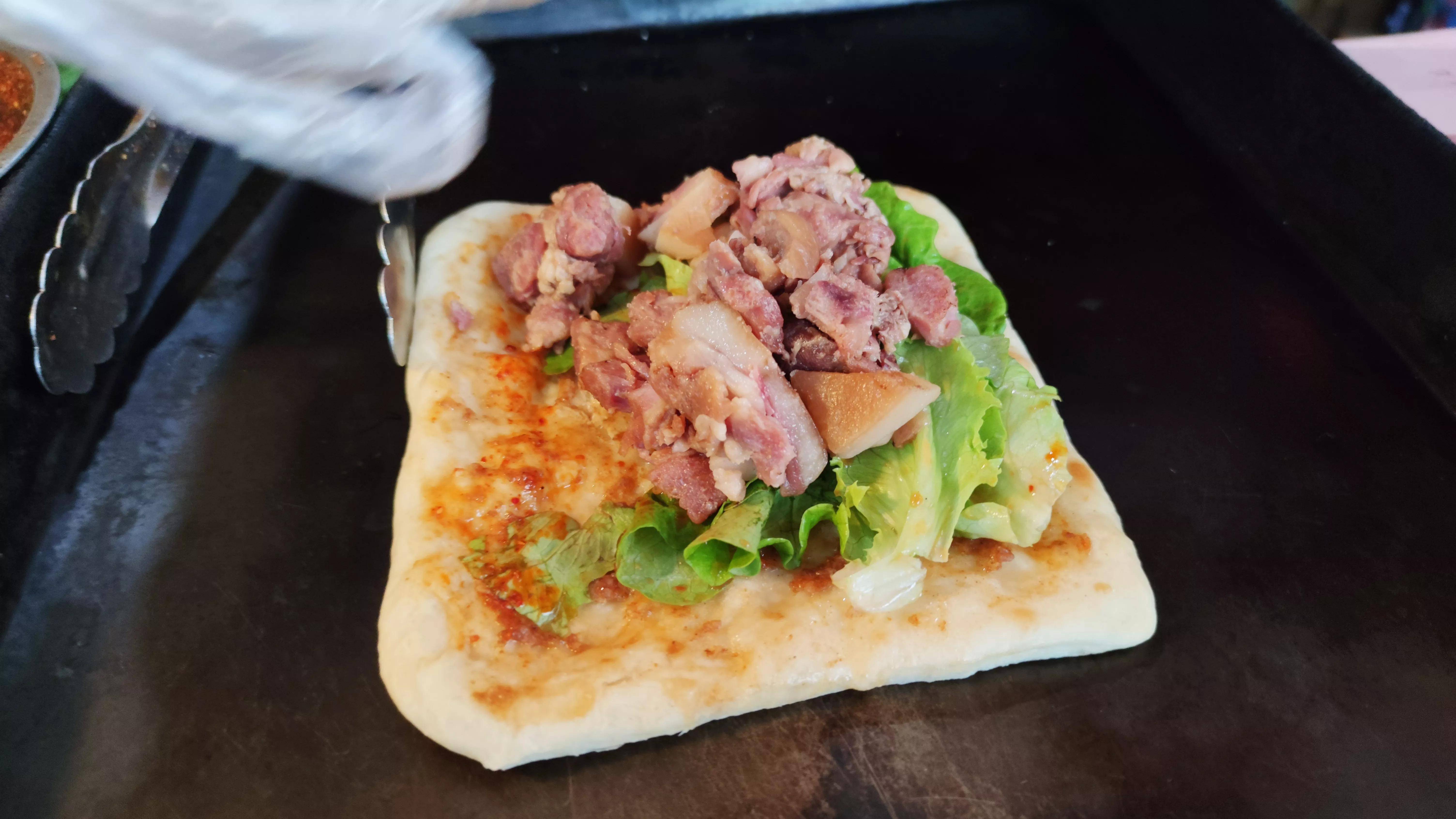 十三元自由配烧饼夹猪头肉一个吃饱