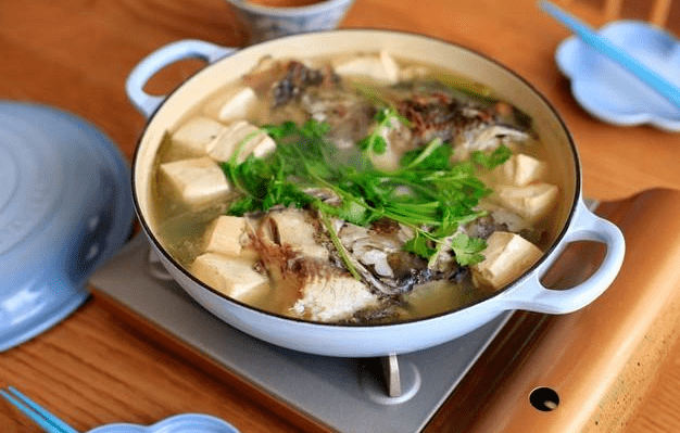 安仁鱼头是龙泉风味的代表之一,鱼头来自紧水滩水库出产的花鲢鱼,头大