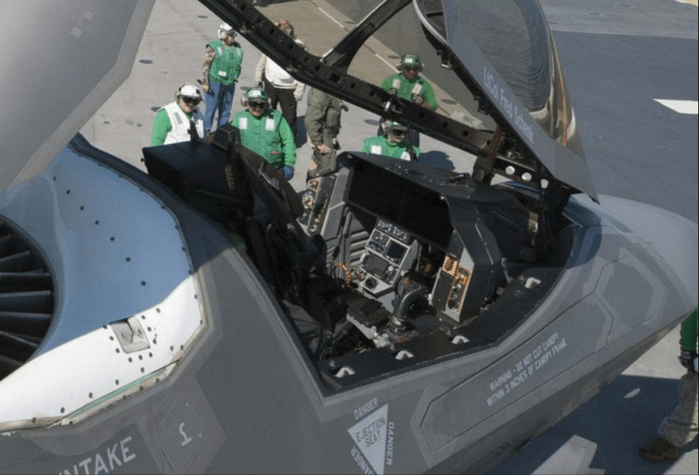 从表面上看,f35座舱里的整体式大屏幕尺寸达到21.