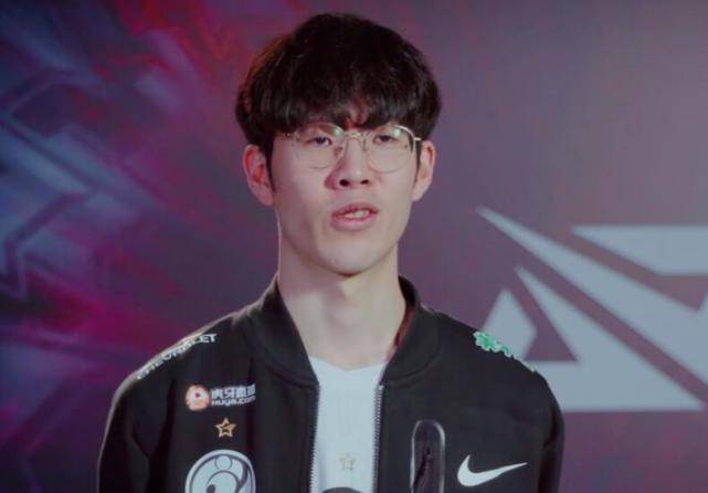 theshy最新采访视频颜值彻底崩塌说话时嘴歪到天上