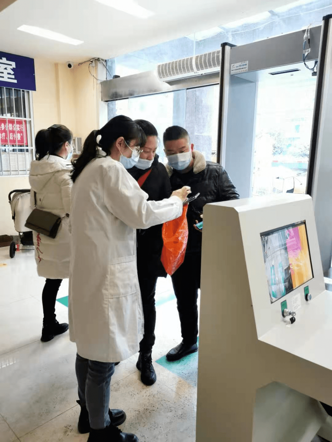"这也是每周最忙的时候,因为这时候不仅要做新冠疫苗的登记和接种工作