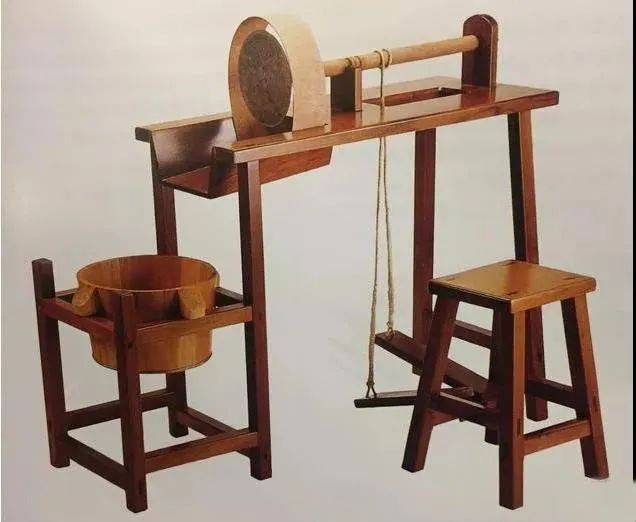 那时没有先进的设备,玉雕师拿着最原始的工具,一捧解玉砂,几块兽皮,竹