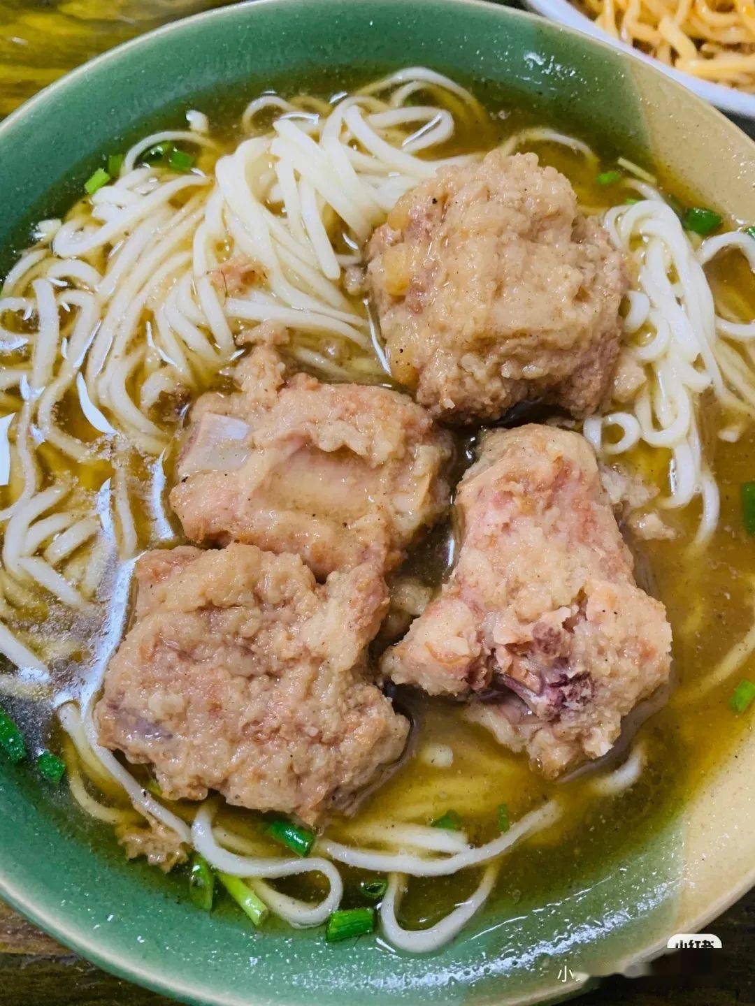 排骨是肋骨部分排骨面就是店里的招牌面就如店名一般地址张公桥街与里