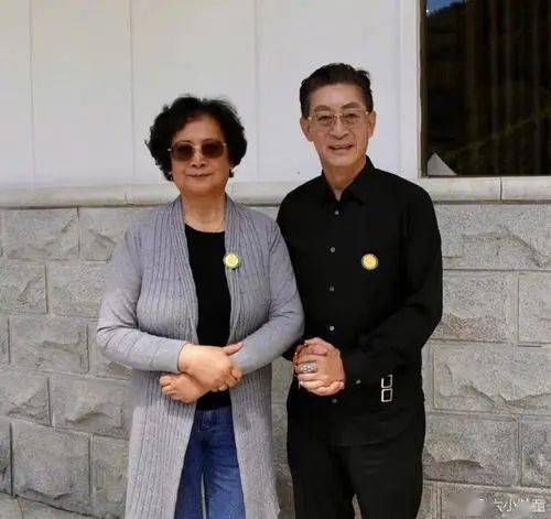 观音左大玢罕见现身年近八十体态很精神穿的也很普通