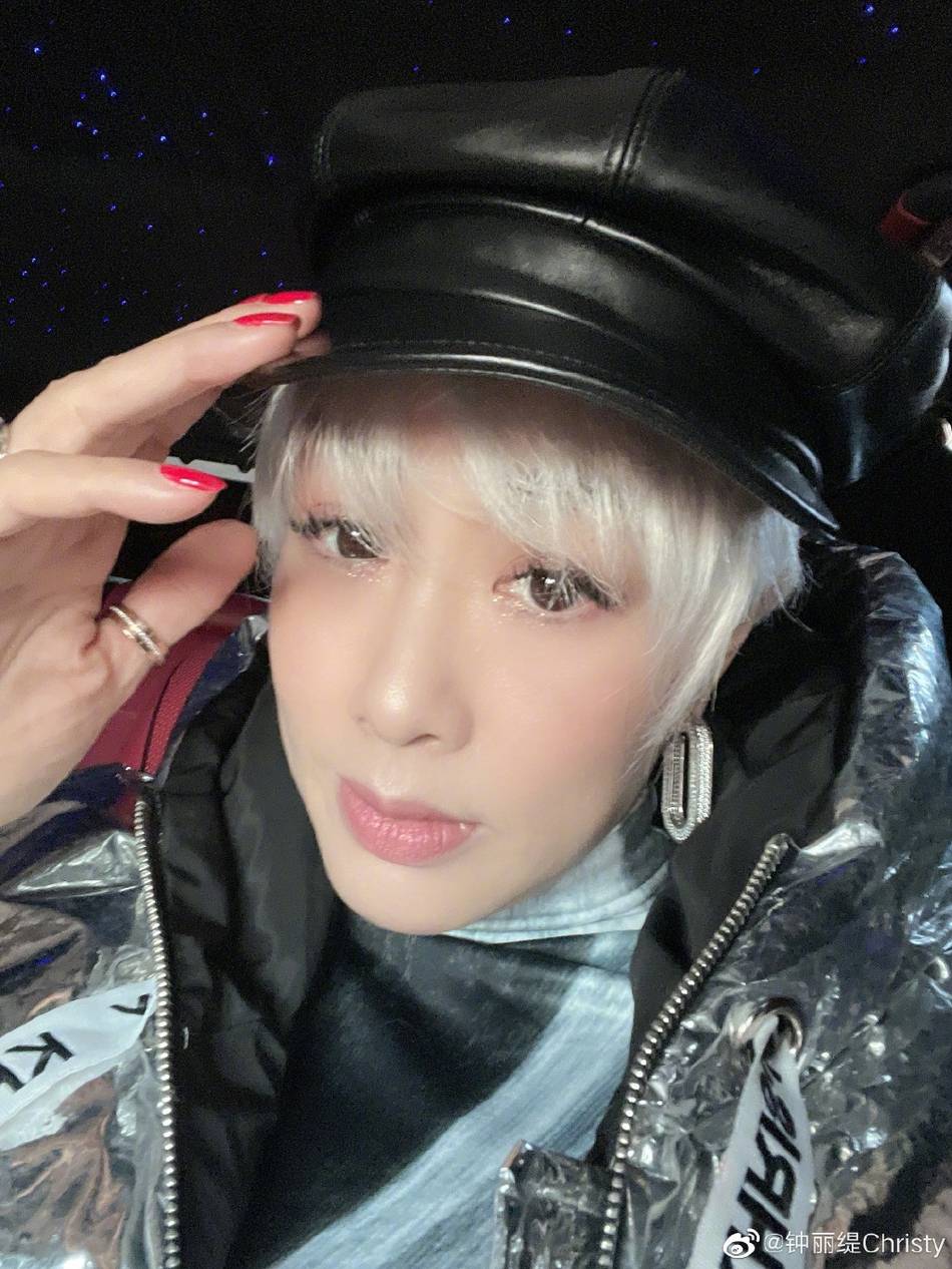 钟丽缇大胆尝试白色发型 保养得宜酷炫十足_近照