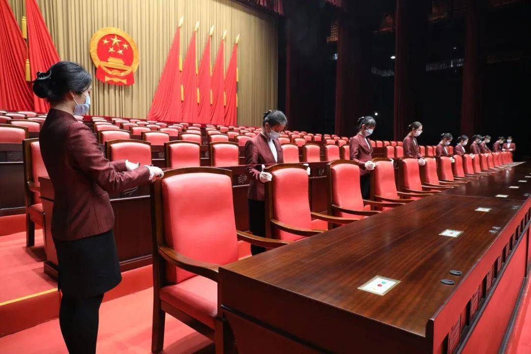 圆满完成了1100场次的会议服务,接待参会人员约35000人次,其中急翻场